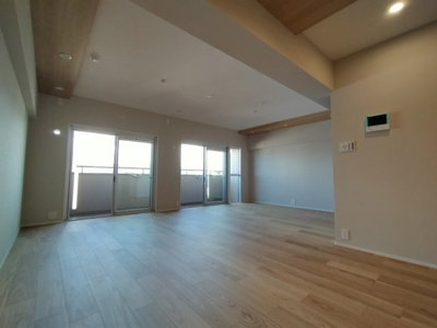 【居間・リビング】 | 鶴見緑地コーポ | バルコニーに面しており、採光良好な広々リビングです。