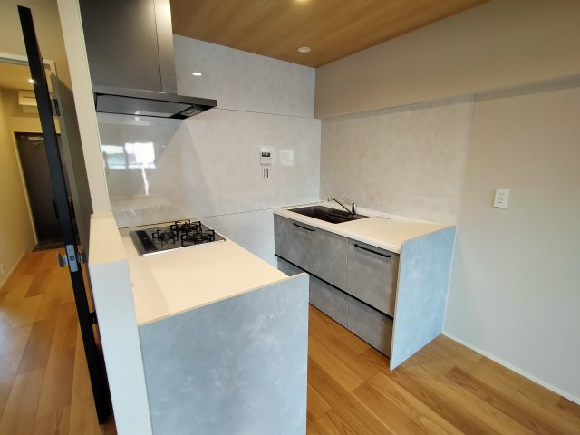 【キッチン】 | 鶴見緑地コーポ | お料理時の動線スムーズなⅡ型キッチンです。作業スペースも広く取れるのが便利ですね。