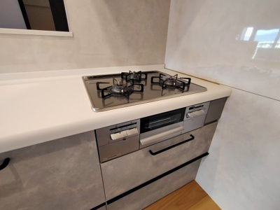 【キッチン】 | 鶴見緑地コーポ | 三口コンロでお料理も効率的に進められます。