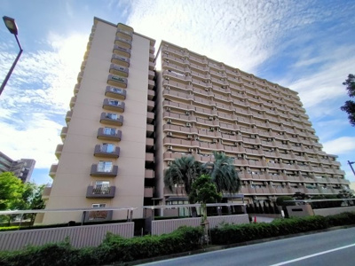 【外観】 | 鶴見緑地コーポ | 広々としたLDKに、作業スペースが広く、家事動線のスムーズな2列型キッチンが特徴。LDKに面した洋室には採光ドアや室内窓など、明るく開放感のある内装です。