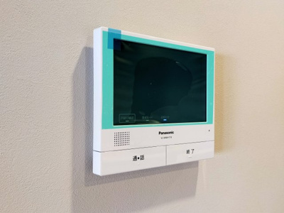 【防犯設備】 | 鶴見緑地コーポ | 来訪者の顔が見えるモニタ付きのインターホンです。