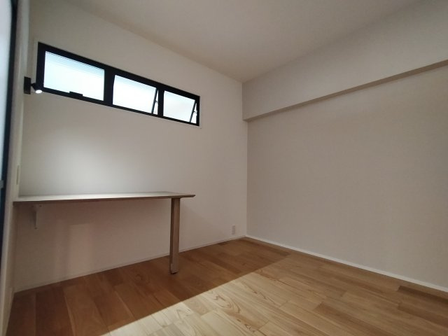 【洋室】 | 鶴見緑地コーポ | 室内窓のある洋室です。