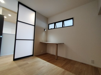 【洋室】 | 鶴見緑地コーポ | 室内ドアは光が透ける採光デザインで、開放感があります。