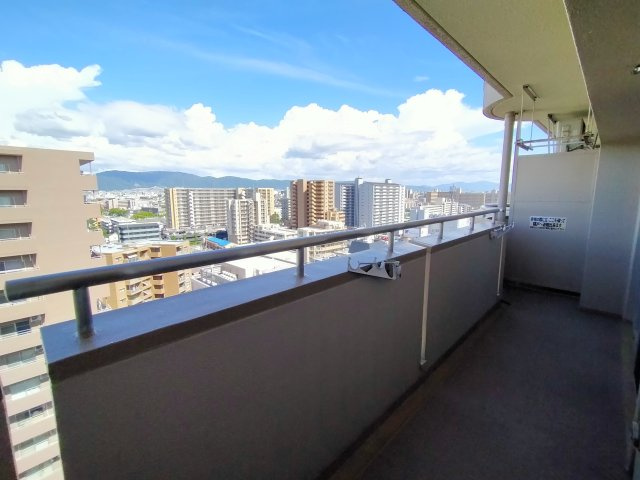 【展望】 | 鶴見緑地コーポ | 朝日を望む東向きのバルコニーです。13階部分のため風通しや眺望も良好！