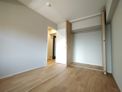【洋室】 | 鶴見緑地コーポ | たっぷり充実のクローゼット収納！