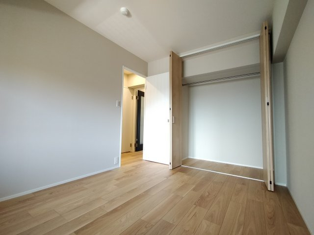 【洋室】 | 鶴見緑地コーポ | たっぷり充実のクローゼット収納！