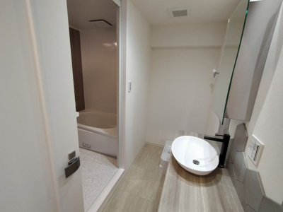 【洗面所】 | 鶴見緑地コーポ | 淡い色調でクリーンな雰囲気の洗面室です。