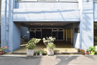 【エントランス】 | マンションの正面エントランス。出入りする人間を癒してくれるマンション入り口であり、その建物の「顔」でもあります。～即日のご見学可能～　お問合せはお気軽にどうぞ。