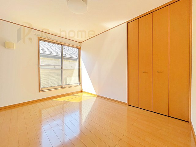 柏市常盤台　中古戸建ての洋室|どんな部屋家具も合わせやすいシンプルな洋室！
たっぷりの日差しと心地よい風が舞い込む住まい♪