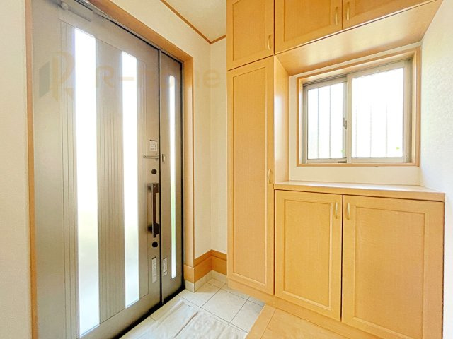 柏市常盤台　中古戸建ての玄関|気持ちよくご家族やゲストを送迎できる穏やかな雰囲気の玄関♪大きな下駄箱で玄関廻りスッキリ♪
