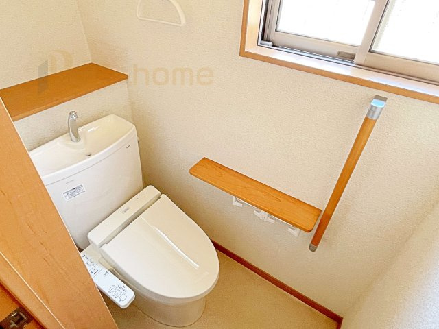 柏市常盤台　中古戸建てのトイレ|温水洗浄便座付きのトイレ。
トイレが２ヵ所設置で朝の忙しい時間でも安心です。