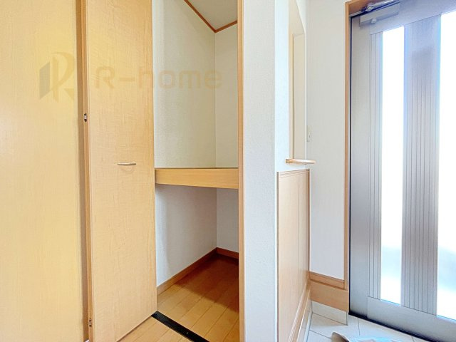 柏市常盤台　中古戸建ての収納|玄関横に便利な収納スペース！共有スペースの収納はあると便利です！