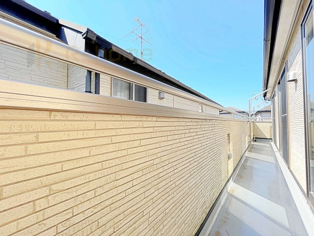 柏市常盤台　中古戸建てのバルコニー|お布団やラグなどの大きな物も干しやすい広々としたバルコニー！