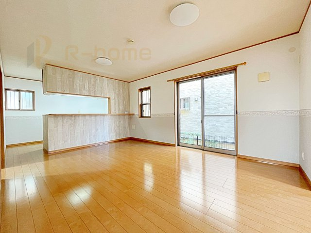 柏市常盤台　中古戸建ての居間・リビング|広くて明るいＬＤＫ♪ ゆったりくつろげるリビングスペースで、ご家族皆様の笑顔が溢れます。