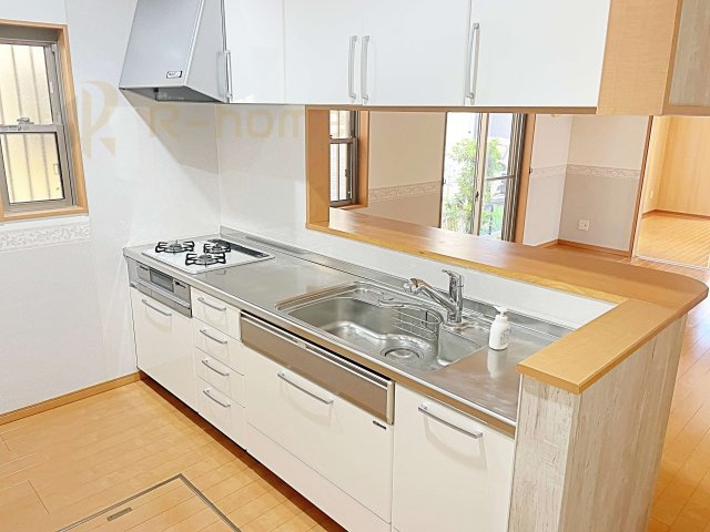 柏市常盤台　中古戸建てのキッチン|料理をしながら家族とコミュニケーションが取れる対面式システムキッチン。