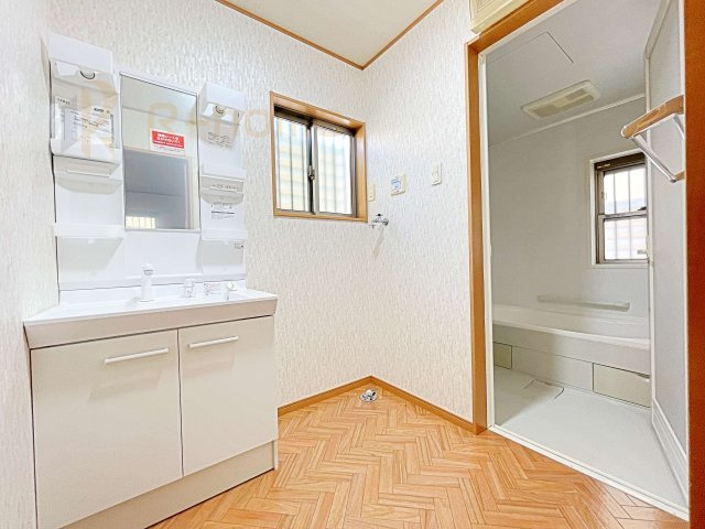 柏市常盤台　中古戸建ての洗面所|清潔感溢れる洗面台は嬉しい三面鏡付き。広い洗面スペースで身支度もラクラク♪
