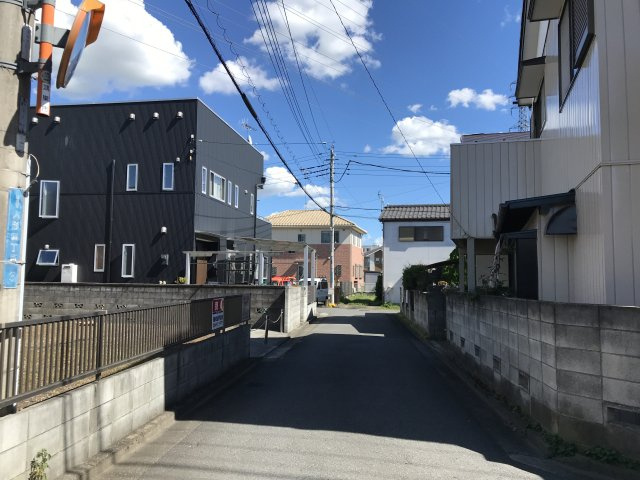 鴻巣市人形４丁目の売地の前面道路含む現地写真