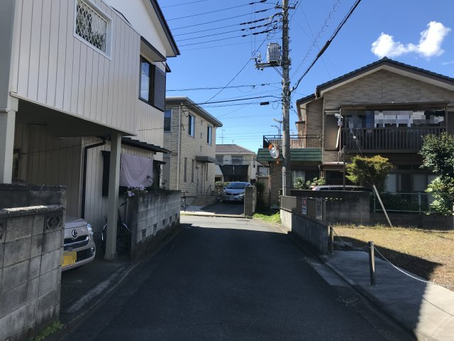 鴻巣市人形４丁目の売地の前面道路含む現地写真