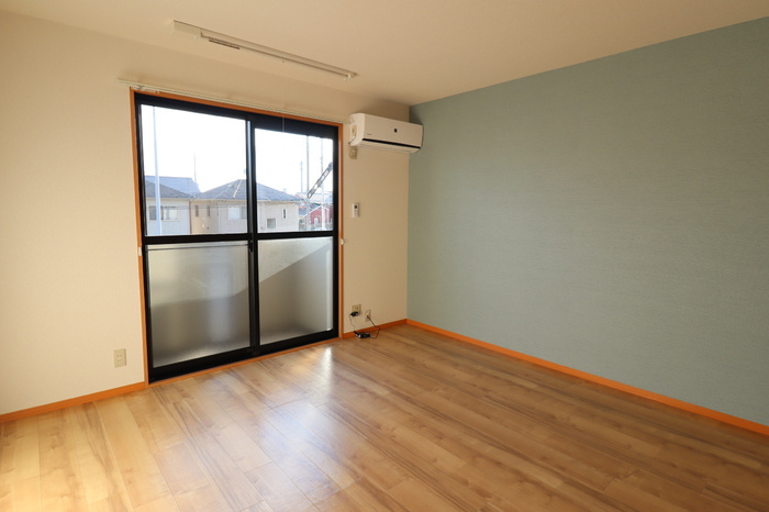 アークグレイスの居間・リビング|洋室1（デザインクロス仕様）