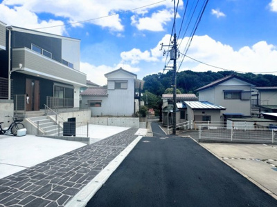 【前面道路含む現地写真】 | ◇◆上山2丁目新築戸建◆◇ | ◆前面道路は閑静な住宅地。車通りの少ない道路です。お子様にも安心です。