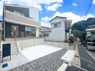 【外観】 | ◇◆上山2丁目新築戸建◆◇ | ◆一戸建てを中心とした街並みが整然と続き、周辺は高い建物が建っていないので、緑の多い閑静な趣を感じる環境です。街並みや周辺環境も重要なポイントです！！