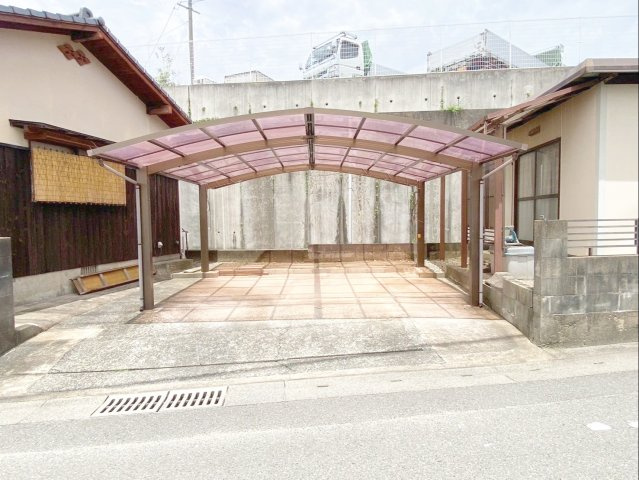 糟屋郡篠栗町津波黒3丁目　中古戸建の駐車場|駐車場にはカーポートがあります！