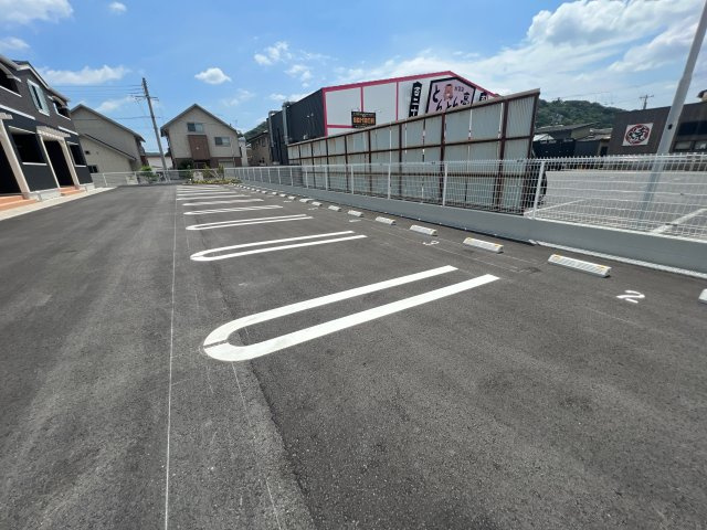 カルム　シャーンスの駐車場