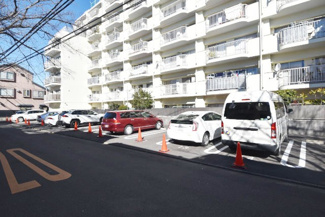 【駐車場】 | マンションの駐車場スペース。空きの有無や駐車料金、サイズ規定などについては、改めてお問い合わせください。～即日のご見学可能～　お問合せはお気軽にどうぞ。