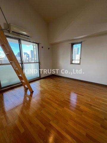 ラフィーネ天神の居間・リビング|こちらの居間で趣味の時間をお楽しみください