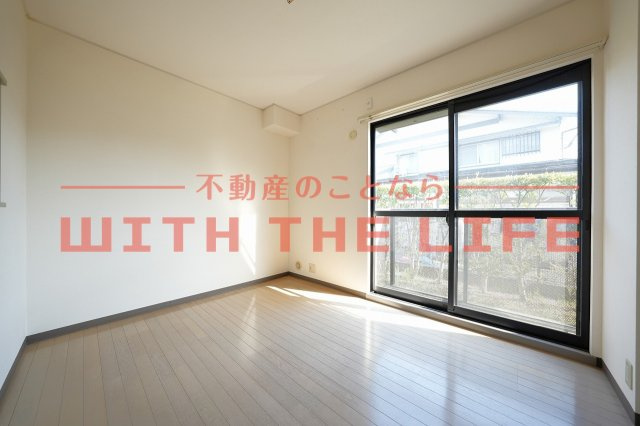 ハミングタウン合川【キャッシュバック対象物件】の洋室|外からの目が気にならないバルコニーで洗濯物が干せます