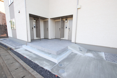 スロープ付きでベビーカーなども持ち上げずに入れます