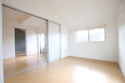 洋室６．３帖／LDKと繋げて広く使えます