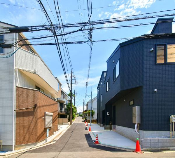 横浜市神奈川区六角橋３丁目の新築一戸建の前面道路含む現地写真|車通りが少ない為、小さなお子様にも安心です。
是非一度、現地へ起こしください。

