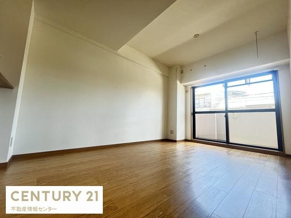 【居間・リビング】 | ベルデフラッツ九条 | 南向き12.4帖のお部屋で採光良好！