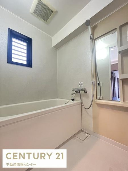 【浴室】 | ベルデフラッツ九条 | 広めの浴槽で足を延ばせます！
