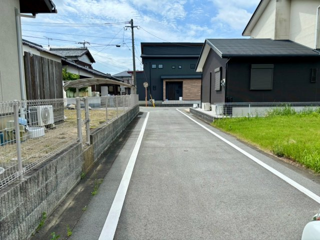 久留米市三潴町玉満の新築一戸建の前面道路含む現地写真