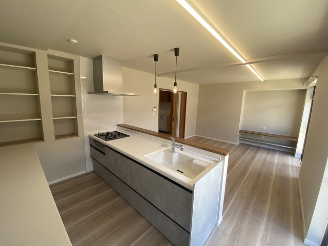 【居間・リビング】 | 合志市豊岡 戸建 | ☆ゆったりと家族団欒の時間を楽しむことができる14帖LDK♪☆おしゃれなペンダントライト仕様！☆