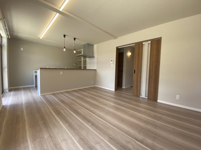 【居間・リビング】 | 合志市豊岡 戸建 | ☆キッチンからリビングが見渡せるので安心ですね♪☆