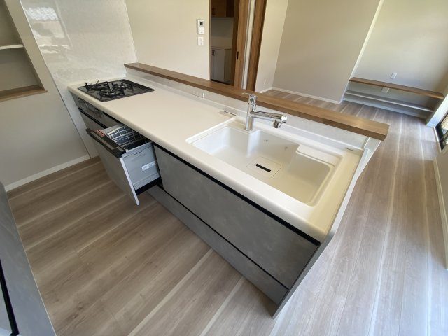 【キッチン】 | 合志市豊岡 戸建 | ☆3口のガスコンロは、複数の調理も一度に作れます♪☆食洗器付きで家事の時短になりますね☆