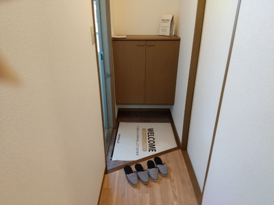 【玄関】 | ヴィラモデルナC | ※同物件・反転タイプの写真です。