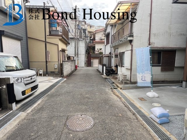 人気の学校区・お車１台駐車可・中朝霧丘　限定１棟の前面道路含む現地写真