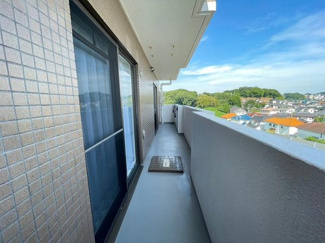 【バルコニー】 | ロイヤルステージ海老名 | 二部屋から出入り可能な南向きバルコニー　※最上階角部屋につき、陽当たり・通風・眺望良好