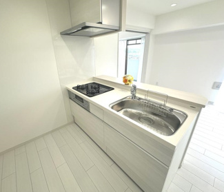 【キッチン】 | ロイヤルステージ海老名 | 新規交換（新設）：三口ガスコンロ・水栓一体型浄水器付