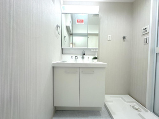 【洗面所】 | ロイヤルステージ海老名 | 新規交換（新設）：三面鏡付洗髪洗面化粧台