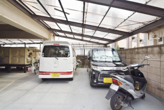 【駐車場】 | マンションの駐車場スペース。空きの有無や駐車料金、サイズ規定などについては、改めてお問い合わせください。～即日のご見学可能～　お問合せはお気軽にどうぞ。