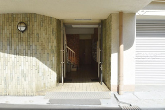 【エントランス】 | お客様を、そして住人を出迎えてくれるマンションのエントランス。ゴミが落ちていないことからも、管理状態の良さや住民の節度の高さが見て取れます。～即日のご見学可能～　お問合せはお気軽にどうぞ。
