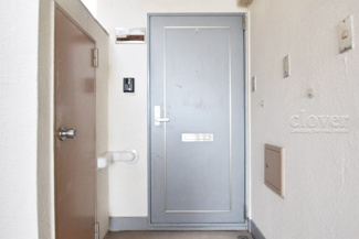 【その他共用部分】 | 皆様をお迎えする、お部屋の玄関ドア。開けやすさや開放角度、ドアノブの操作しやすさや鍵の形状などを、現地で一度ご確認ください。～即日のご見学可能～　お問合せはお気軽にどうぞ。