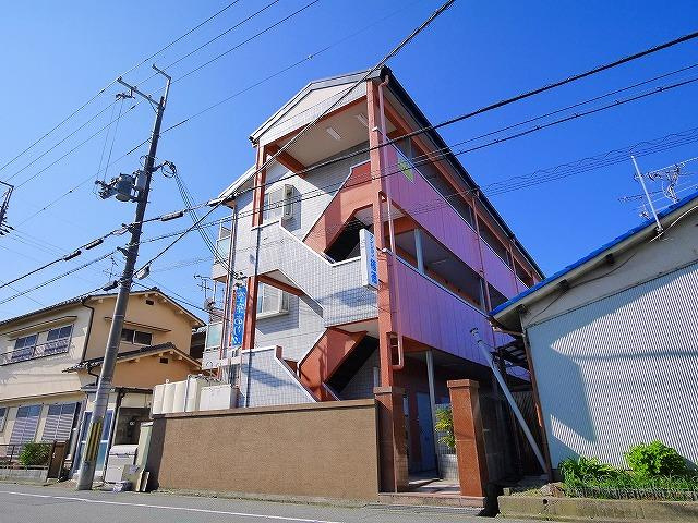 マンション福徳の外観|明るいブラウンの壁の色が素敵ですね！