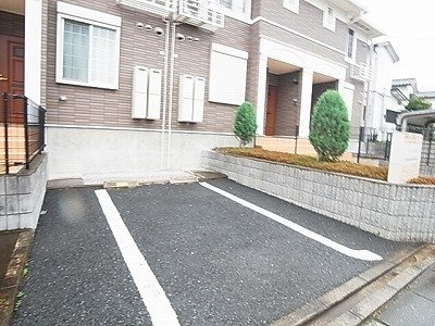 ルックス・ベリターティスの駐車場