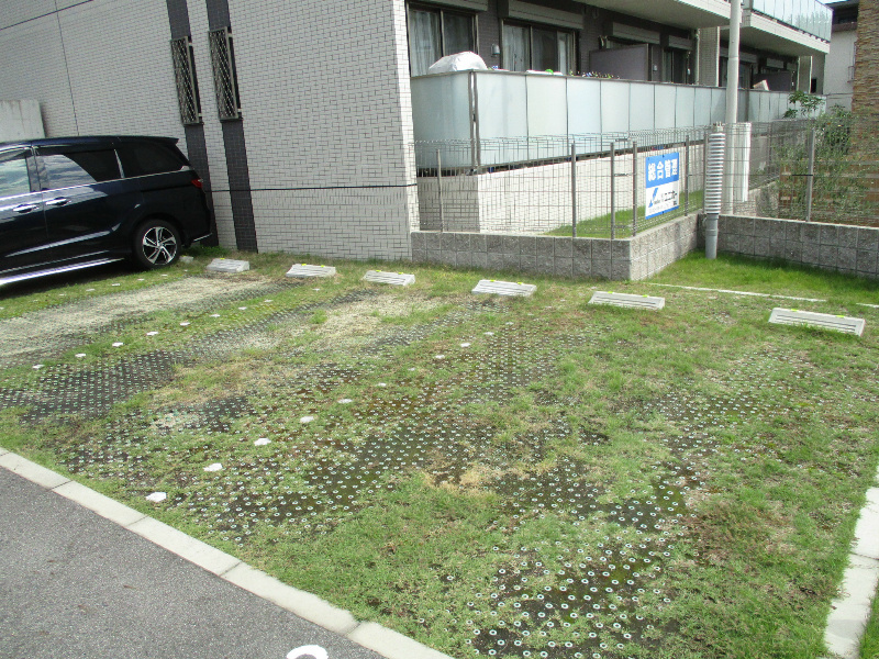 ラピス本郷の駐車場